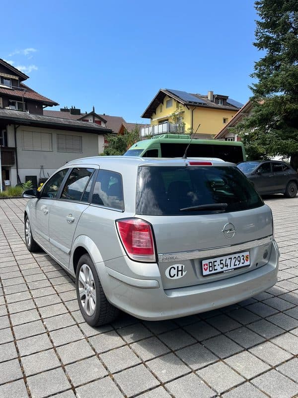 Opel Astra Caravan – Seitlich hinten